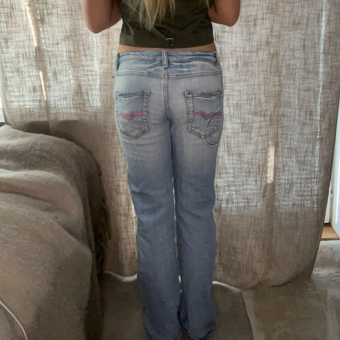 Ljusblå jeans med rosa detaljer - 3