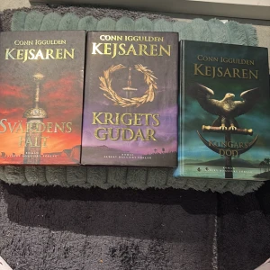 Kejsaren: Svärdens fält, Krigets gudar, Kungars död - Upptäck Kejsaren-serien av Conn Iggulden! Tre snygga böcker med episka omslag, svärd och örnar. Perfekt för dig som gillar spännande berättelser och historiska äventyr. Passar unga vuxna som vill ha action och dramatik i bokhyllan.