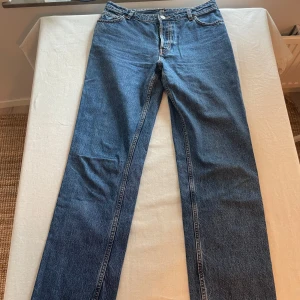 Jeans från monki - Klassiska jeans i blå denim med rak passform och femficksdesign. Jeansen har normal midja och är tillverkade i slitstarkt bomullsmaterial. Perfekta för dig som gillar en tidlös och avslappnad look.