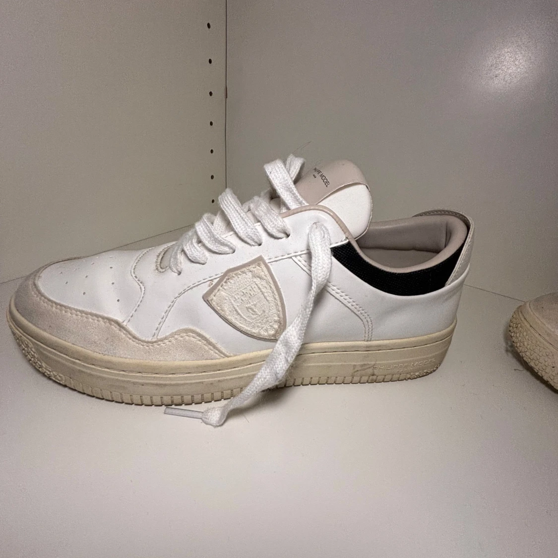 Vita sneakers från Philippe Model