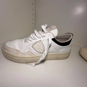 Vita sneakers från Philippe Model - Snygga vita sneakers från Philip model. Kom med bud!