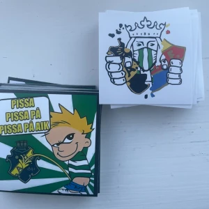 Hammarby/Bajen Klibbor/Klistermärken - Fina Bajen Klibbor perfekt för Bajen älskaren. Skriv hur många du vill köpa?                        Priserna är- 20 för 30 kr 50 för 70 kr 100 för 125 kr 150 för 170 kr och över 200 1 kr st