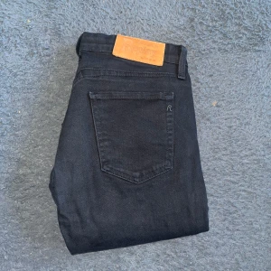 Replay jeans  - Svarta  jeans från Replay med klassisk femficksdesign och läderpatch bak i midjan. Jeansen har smal passform, raka ben och är tillverkade i stretchigt jeanstyg för extra komfort. Snygga detaljer med Replay-logga på fickan. Jeansen saknar både storlek och modellettiket och därav priset, jag kan ej ha denna storlek med utifrån måtten bedömer jag att de är W29 L33 men tar ej emot returer om någon inte håller med så rekommenderar att jämföra med måtten ! :)