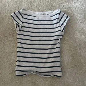 Randig vit och marinblå topp H&M - Topp från zara i storlek m men passar mig som har s, helt oanvänd 