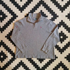 Ralph lauren quarter zip  - 📊 Färg: Grå  📏 Storlek: Extra Large (XL)  📐 Mått: Längd - 71cm Axelbredd - 40cm  ♻️ En långärmad grå Ralph lauren quarter zip i storlek XL. I väldigt bra skick, inga fläckar, hål eller defekter! Perfekt nu när det börjar bli lite kyligate och hösten kommer!☺️  👕 Material: 100% Bomull  #mensfashion #mensstyle #ralphlauren #classicstyle  #fashion
