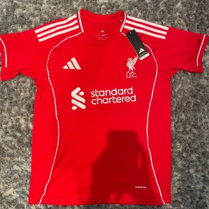 Liverpool hemmatröja Frimpong 30 - Liverpools hemmatröja 25/26 med Frimpong nummer 30 på • nyskick • storlek S • fråga vid fundering!