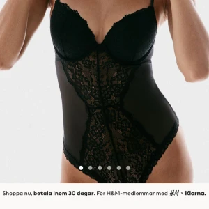 Svart spetsbody  - Elegant svart body med spetsdetaljer och smala axelband. Perfekt för en stilfull look med en feminin touch. Från h&m.
