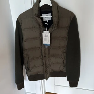 Olivgrön quiltad dunjacka från Woolrich - Snygg olivgrön dunjacka från Woolrich. Den var lite för stor den är i utmärkt skick passar runt 170-175 skriv om ni har några funderingar 