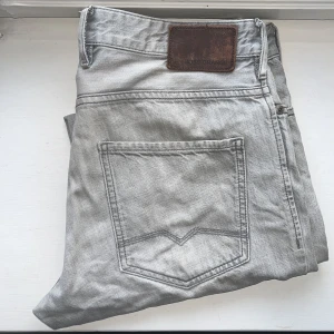 Hugo Boss jeans grå W34 L34 - Hugo Boss jeans i ljusgrått, regular fit! Mycket bra skick med en ännu snyggare wash 😁Det står att de är W36 men sitter som W34 L34 || kom DMs vid minsta fundering! Pris kan diskuteras vid snabbt köp 🤗🤙nypris ca 1200kr