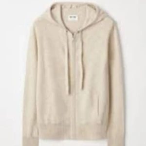 Beige hoodie med dragkedja och huva - Snygg beige soft goat hoodie med dragkedja framtill och huva med snörning.  Använd men i bra skick! Storlek S. passar även xs och m ❤️