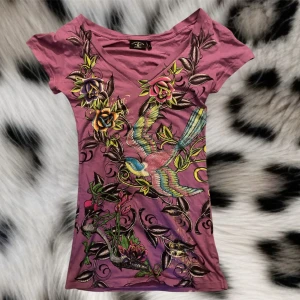 Unik christan audigier t-shirt - Super cool christan audigier ( villket är ett märke som ägs av ed hardy) den har jätte fin design med blommor, fåglar och rinestones💜