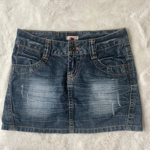 Blå jeanskjol från Only - Snygg blå jeanskjol från Only, jättebra skick, skriv vid frågor mm💗