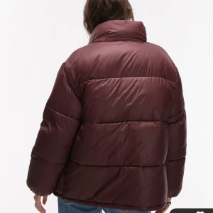 Mörkröd pufferjacka  - Snygg vinröd vinterjacka från mango köpt förra vintern💕 Knappt använd, sitter lite oversize på mig som är 165💕