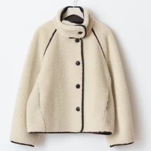 Beige teddyjacka med svarta detaljer - Säljer denna reversible teddy jacket ifrån ginatricot i storlek XS. Helt slutsåld på hemsidan Nypris är 1000kr och jag säljer därför för 500kr. Pris går att diskutera vid snabb affär