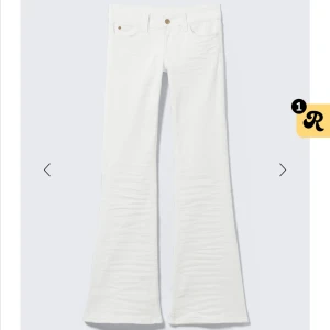 Vita lågmidjade jeans från weekday - Snygga vita jeans med bootcut och utsvängda ben. De är storlek 27/32 och de är från weekday men passar tyvärr inte, skriv om ni har fler frågor❤️