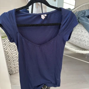 Mörkblå topp med spetskant nelly XS - Använd väldigt lite 