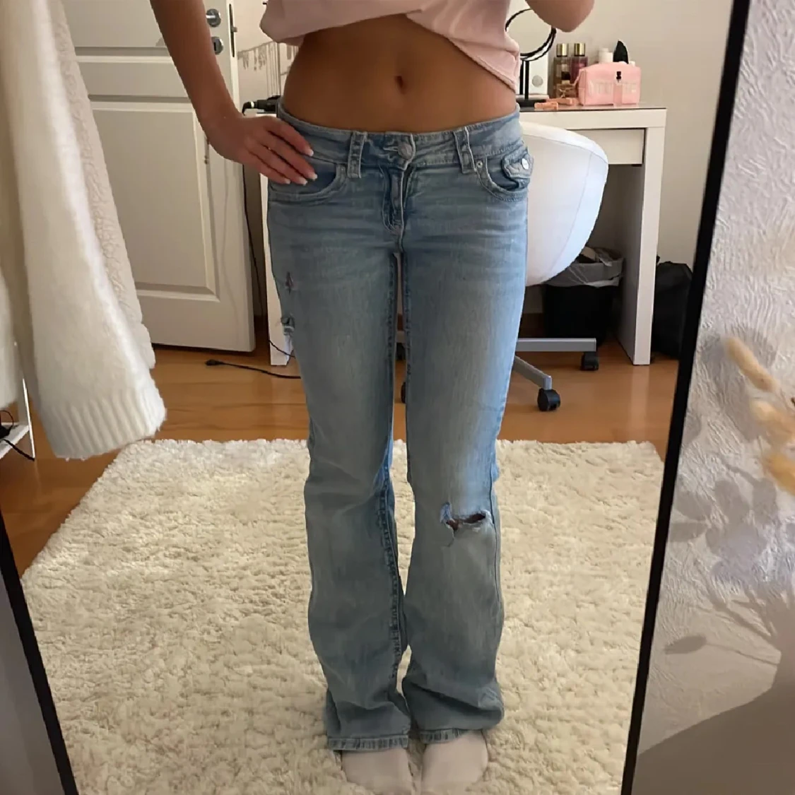 Ljusblå bootcut jeans med låg midja