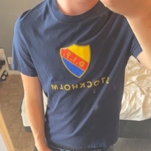 Djurgårds T-shirt - T-shirt - Djurgården - Storlek: XS - Mycket bra skick (inga defekter) - Nypris: 349kr - Mitt pris: 199kr - hör av dig vid funderingar 💫
