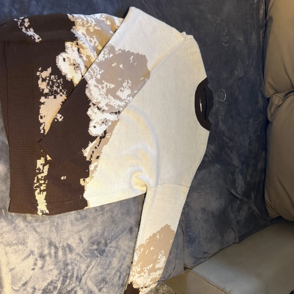 Beige och brun stickad tröja med mönster - 1