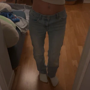 Ljusblå jeans från Vero Moda - Säljer ett par ljusblå jeans från Vero Moda. Passar mig som är ca 160 cm. Använt dem 1 gång.
