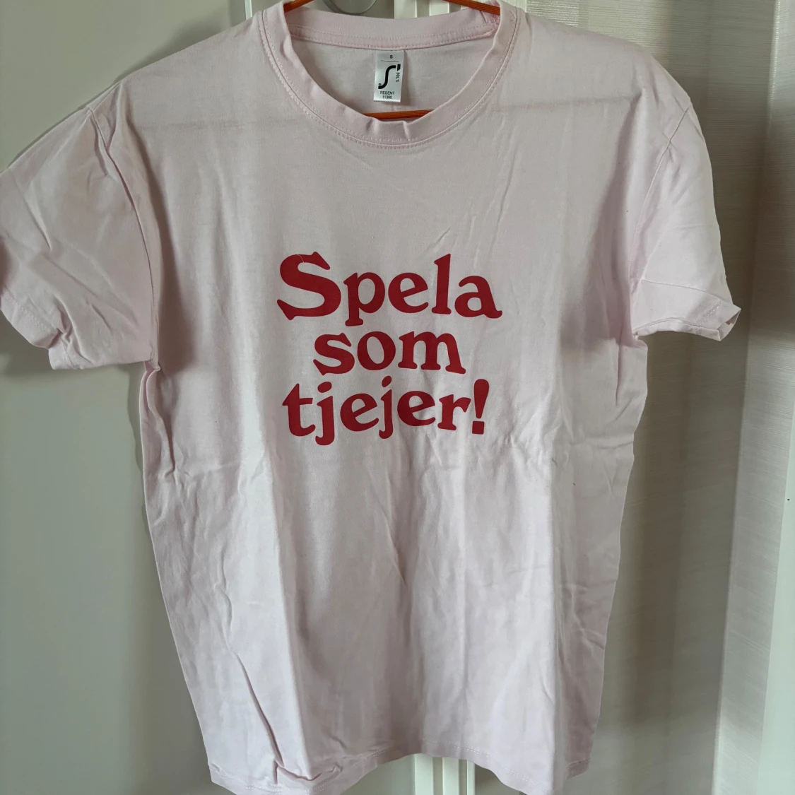 Ljusrosa t-shirt med tryck