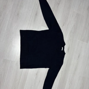 Mörkblå stickad tröja i ullmix - Enkel och stilren mörkblå stickad tröja från Cubus i mjuk ullblandning. Tröjan har rund halsringning, ribbade muddar och lång ärm. Nypris 699                      Mitt pris 299 de är storlek M men sitter som S skulle jag säga jag är 185 och den är lite liten på mig den är använd max 2 gånger 