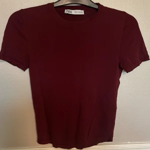 Vinröd tröja från Zara - Slutsåld populär tröja från zara, den är stickad och lite oversize!😍