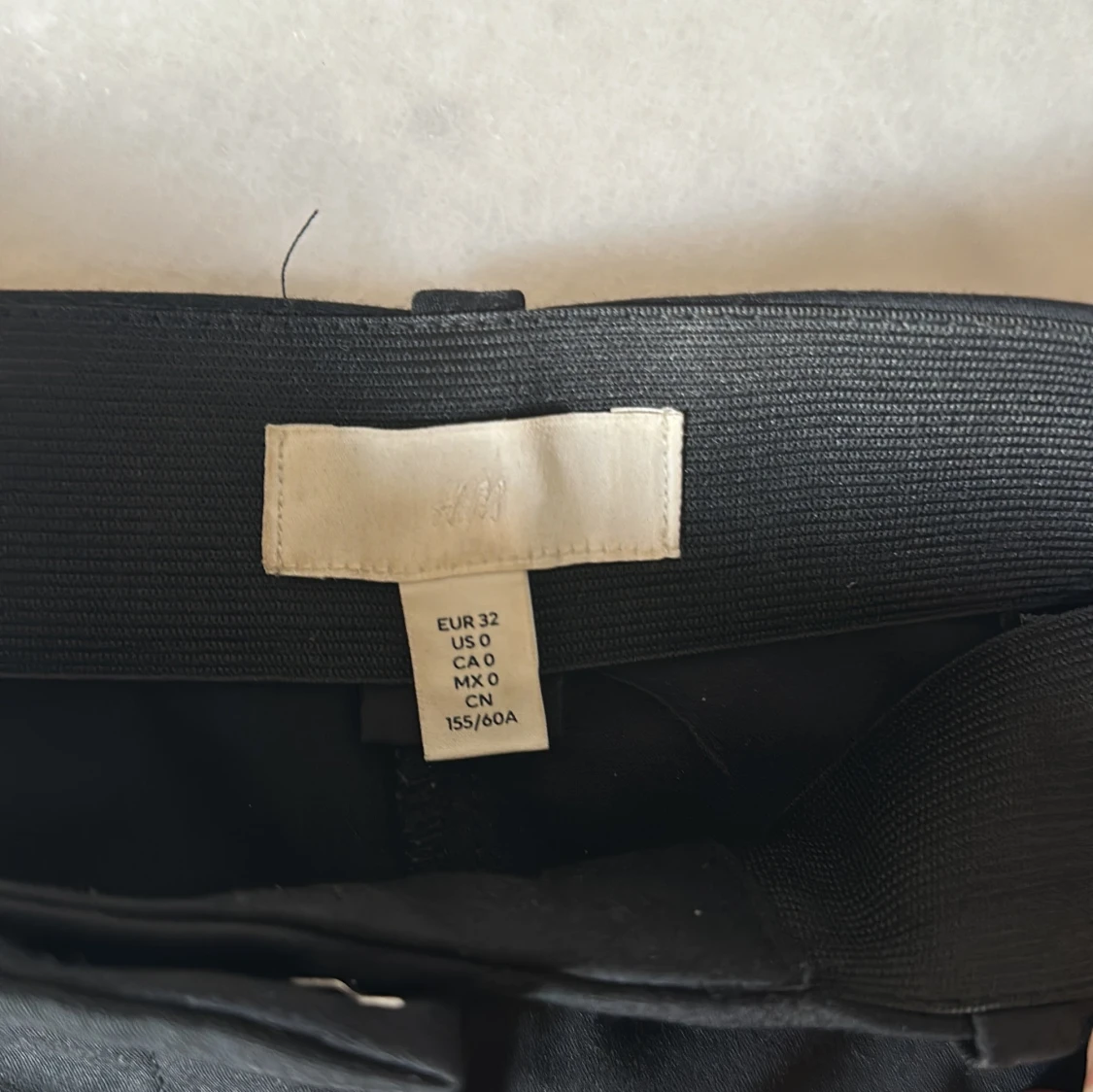 Svarta kostymbyxor från H&M, strl 32 - 2