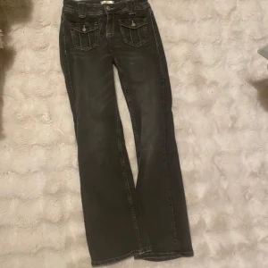 Svarta bootcut jeans från Gina Tricot - Snygga svarta jeans från Gina Tricot i storlek 158. Modellen har bootcut.