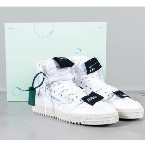 Off-White 3.0 Off Court vita sneakers - Säljer ett par Off-White 3.0 Off-Court i absolut nyskick, 100% Äkta – helt oanvända och fortfarande i originalförpackning. Allt ingår: skokartong, taggar, verifiering kod Qr kod etc.  ✅ Helt nya – aldrig använda, inte ens testade ✅  Komplett med box och tillbehör ✅ Nypris ca 589 € (~6 800 kr)  Designade av legendariska Virgil Abloh – RIP – ett namn och en vision som aldrig går ur stil. Den här modellen är lika tidlös som hans arv och är idag mer än bara sneakers, det är ren ikonstatus.