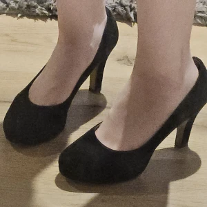 Svarta pumps  - Stilrena svarta pumps från Clarks i mjuk mocka med rund tå och klassisk hög klack. Skorna har en bekväm innersula med softwear-teknologi för extra komfort. Perfekt till fest, jobb eller för att få en elegant vardagslook! Jag har 37 i klackskor, i dessa är storleken 4 1/2 🥰