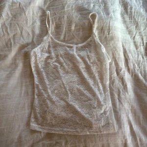 Vit spetsig linnetopp  - Vit spetsig linnetopp. Endast testad💕