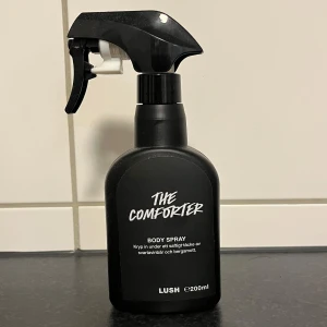 Lush The Comforter Body Spray - Doften har inslag av svartvinbär och bergamott. Kommer inte till användning. Över 90% kvar. Porto tillkommer. 
