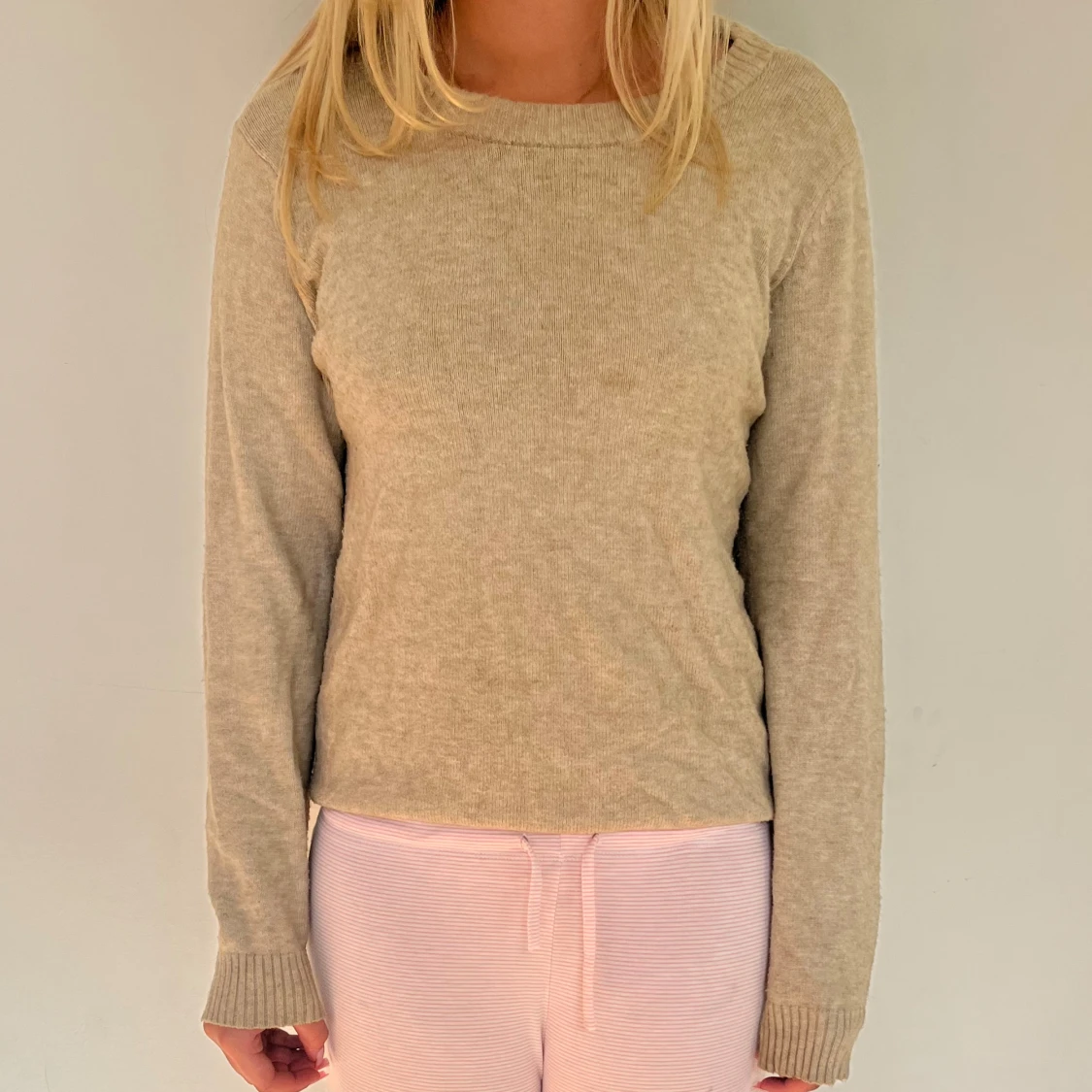 Beige stickad långärmad tröja