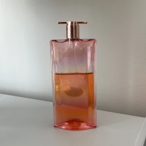 Lancôme Idôle Nectar  - En unik doft med rosor, kola och popkorn med en bas av vanilj. Kommer inte till användning här hemma. Mer än 50% kvar. Porto tillkommer. 