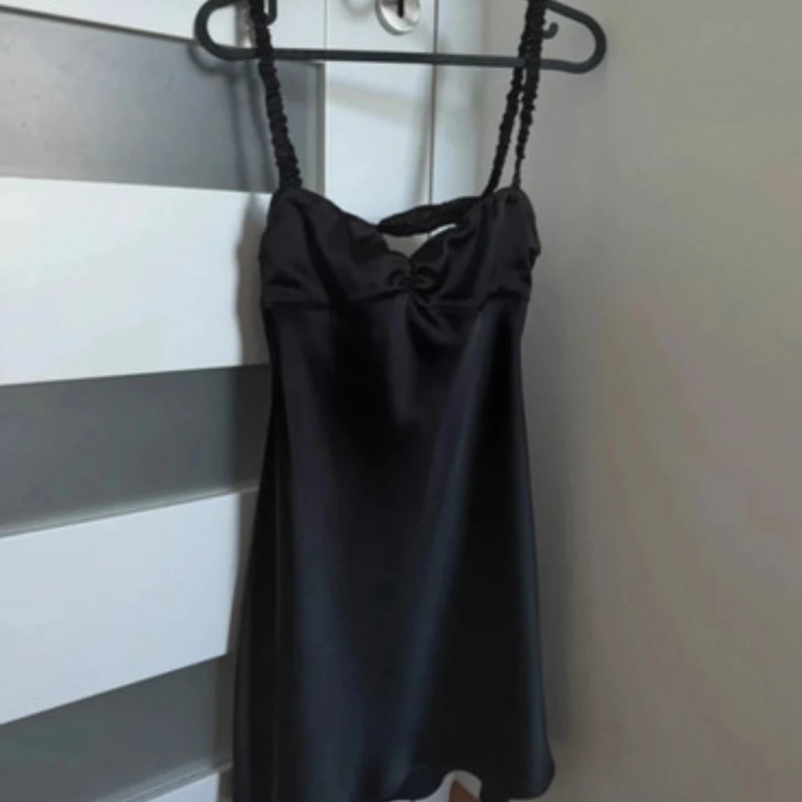 Svart satin klänning med öppen rygg från Zara