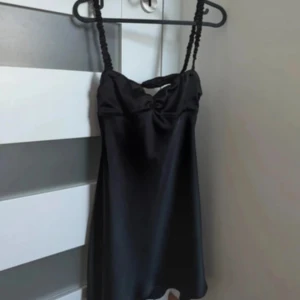 Svart satin klänning med öppen rygg från Zara  - Storlek S 