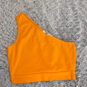 NA-KD topp - Säljer denna jätte fina orangea toppen🧡