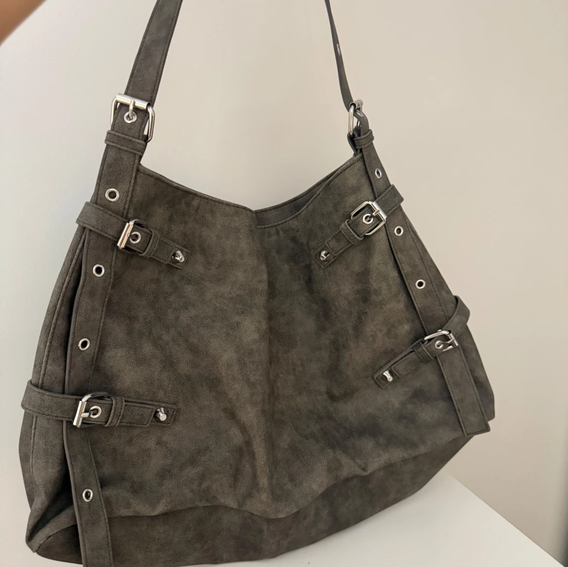 Grå axelväska i mocka från Monki