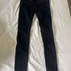Oanvända svarta  jeans  - OANVÄNDA Svarta jeans från 157 med klassisk femficksdesign och smal passform. Byxorna har bälteshällor, silverfärgade nitar och dragkedja. Perfekta för dig som gillar en tight och stilren look. Materialet är stretchigt och bekvämt, vilket gör dem lätta att bära hela dagen.  Svarta jeans, helt oanvända. Säljer pga dom är lite för små, skulle säga att de mer är som en xs än s. Ordinariepris 200kr