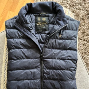 Mörkblå ”Norfolk Liner vest” från Morris  - En fet mörkblå stilren väst från morris, perfekt att slänga över en hoodie för lite extra värme, fickorna är mjuka och har ett ”värmeisoleringsmaterial” som håller händerna varma under kyligare tider. Skriv vid minsta funderingen 🙏 pris kan ALLTID diskuteras!
