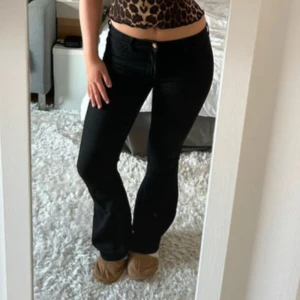 Lowwaist Svarta bootcut jeans - Säljer ett par svarta jeans med bootcut-modell och normal passform, lowwaist🥰🥰använda några gånger endast!