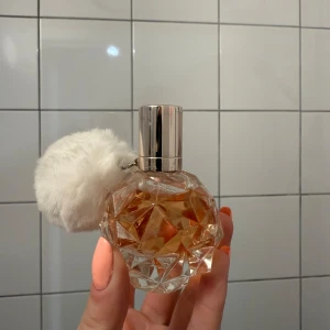 Ariana Grande - Ari parfym 30ml  - Ariana grande - Ari 30ml EdP använd ett fåtal gånger. En söt och fin doft som tyvärr inte kommer till användning. Köpt för snart 1år sedan för 400kr