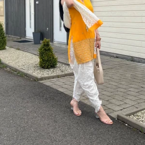 Panjabi - Säljer mitt panjabi, har använt två gånger.  Klänningen, byxorna och sjalen ingår. Passar både storlek 34 och 36  Priset går att diskutera:)