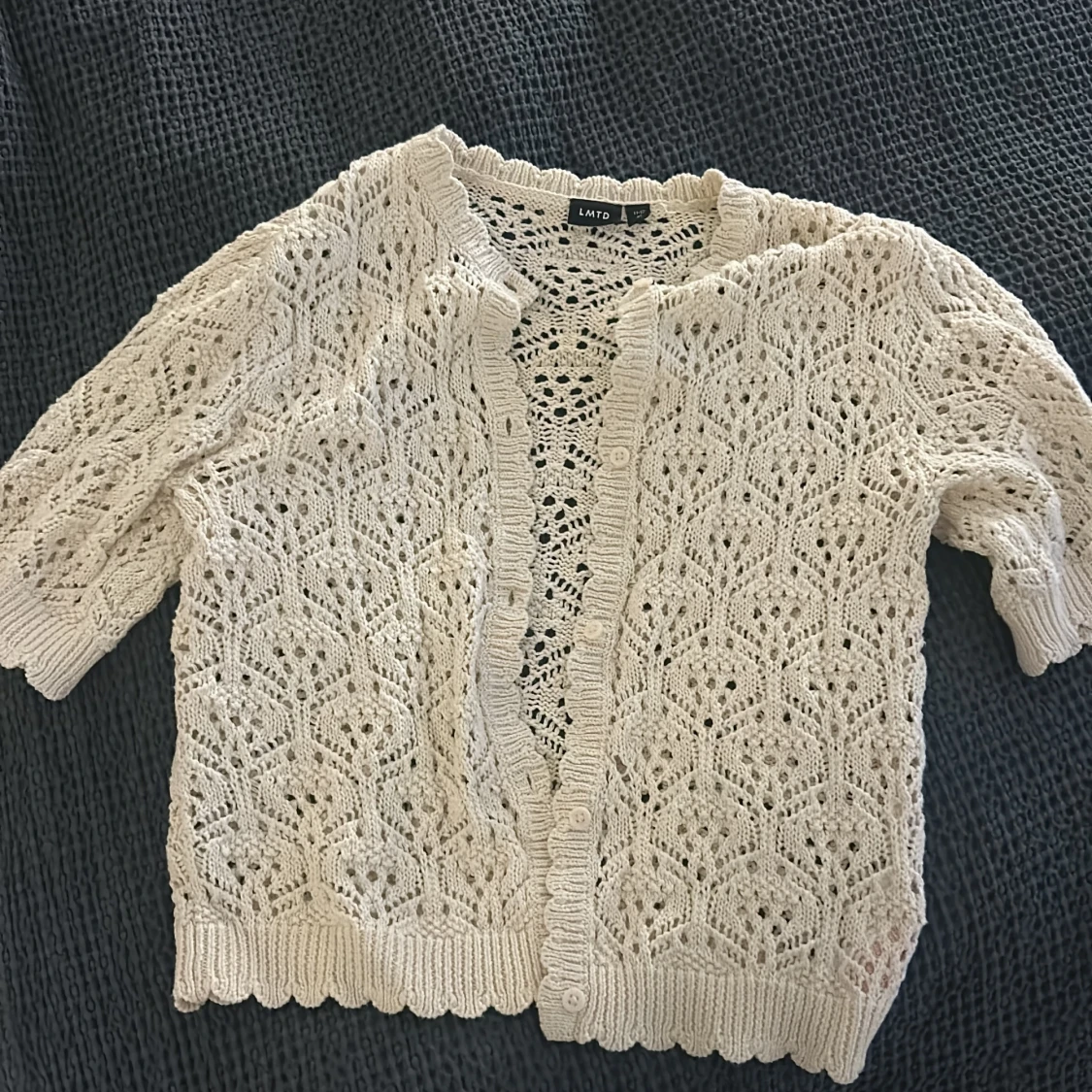 Beige stickad kofta från LMTD XS