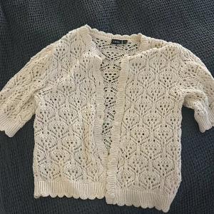 Beige stickad kofta från LMTD XS - Säljer en beige stickad kofta från LMTD i storlek XS. Har sällan kommit i användning och plagget är i mycket bra skick!💕 skriv för funderingar 
