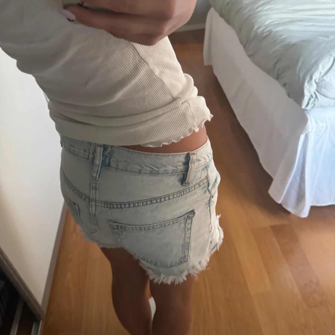 Ljusblå jeansshorts med fransig kant - 1