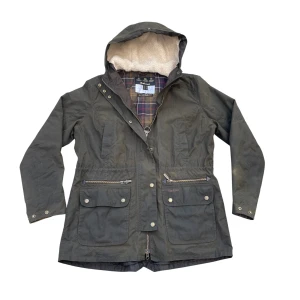 Barbour Jacka - Säljer nu denna tidlösa höst/vinter jackan från Barbour! Den är i hyfsat skick men visar vissa tecken på använding då den har några år på nacken (se bilder.) Självklart äkta då den är köpt på Beyond Retro i Göteborg, kvitto finns. Hör av dig ifall du undrar något! Armlängd fr armhåla: 48cm Plagglängd: 71cm Bröstvidd 55cm