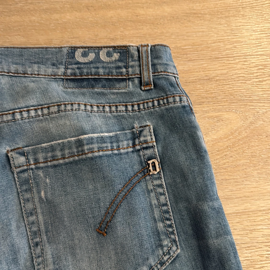 Blå skinny jeans med slitningar