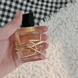 Yves Saint Laurent Libre Edp 30 ml - Parfymen Libre från YSL. Flaskan är 30 ml, se bild för mängd. Nypris ca 700 kr.
